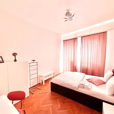 Downtown Unirii Square Private Economy With Shared Amenities Проживання в сім'ї *