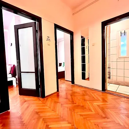 Downtown Unirii Square Private Economy With Shared Amenities Bukarest