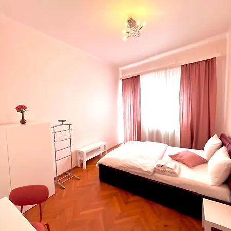 Проживання в сім'ї Downtown Unirii Square Private Economy With Shared Amenities *