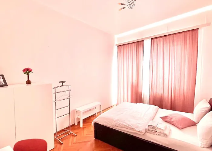 Downtown Unirii Square Private Economy With Shared Amenities Pansiyon *